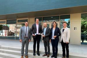 v. l.: BG Stefan Dreßler, Landrat Dr. Steffen Burchhardt, Schulleiter des Bismarck-Gymnasiums Dr. Volker Schütte, Bundestagsabgeordnete Dr. Franziska Kersten (MdB) sowie Bernhard Rother vom GLM des Landkreises präsentieren vor dem Neubau den symbolischen Schlüssel zum Gebäude