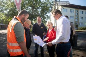 Planerin Heiderose Seidel (Mitte) bespricht mit dem Beigeordneten des Landkreises, Stefan Dreßler (rechts) und Vertretern der Stadt Jerichow, des Trinkwasser- und Abwasserverbandes Genthin sowie der ausführenden Baufirma TAS den Bauablauf