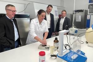 : Dr. Stephan Gramzow (re.) zeigt Kreisjägermeister Hartmut Meyer (li.) und Beigeordnetem Stefan Dreßler (Mitte) das moderne Wiesenhof-Labor in Möckern