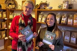 Neue Hofladenbroschüre v.l.n.r. Liane Hüttner (Mühler Zänker), Julia Hoppe (Kreisverwaltung)