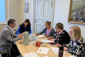 Vertreter der Kreisverwaltung, des Landeschulamtes sowie die Schulleitung der Sekundarschule Genthin/Brettin während der Sitzung