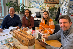 Foto (v. l. ): Wolfgang Zahn (AMG Sachsen-Anhalt), Claudia Hopf-Koßmann und Julia Hoppe (Kreisverwaltung), Jens Hitzeroth (City-Event-Agentur)