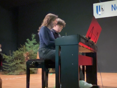 Maria und Laurenz Pohl am Klavier Maria und Laurenz Pohl am Klavier