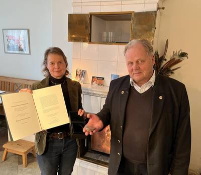 Birgit und Heinrich Baumgärtel präsentieren die Urkunde und die Silberne Halbkugel