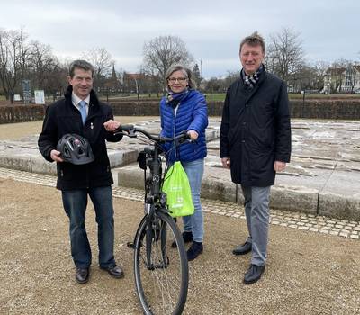 Geschäftsführung der Stadtwerke Annette Meyer und Dr. Swen Löppen übergeben E-Bike an Vorstand Henry Liebe,