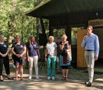 Begrüßung durch den Landrat an der Jagdhütte