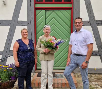 v. l.: Wiebke Bräuer (Sachbearbeiterin Denkmalpflege), Dr. Kamilla Bühring, Beigeordneter Stefan Dreßler