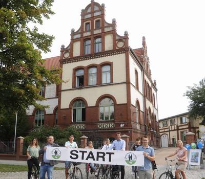 Landrat Dr. Steffen Burchhardt (Mitte) und Klimaschutzmanager Kai Niebuhr (2.v.r.) zusammen mit Mitarbeiterinnen und Mitarbeitern der Kreisverwaltung vor dem Landratsamt