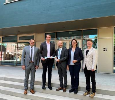 v. l.: BG Stefan Dreßler, Landrat Dr. Steffen Burchhardt, Schulleiter des Bismarck-Gymnasiums Dr. Volker Schütte, Bundestagsabgeordnete Dr. Franziska Kersten (MdB) sowie Bernhard Rother vom GLM des Landkreises präsentieren vor dem Neubau den symbolischen Schlüssel zum Gebäude