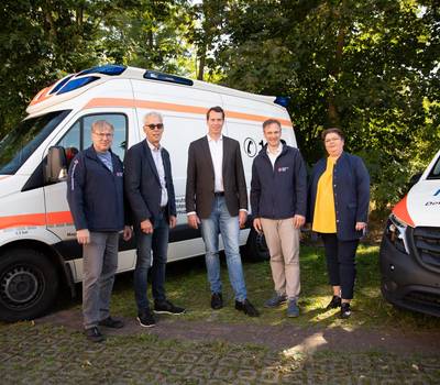 (v. l.) Jörg Stumpf (DRK), Frank-Michael Ruth (DRK), Landrat Dr. Steffen Burchhardt, Andy Martius (DRK), Martina Ede (Landkreis) (v. l.) Jörg Stumpf (DRK), Frank-Michael Ruth (DRK), Landrat Dr. Steffen Burchhardt, Andy Martius (DRK), Martina Ede (Landkreis)