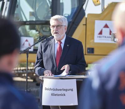 Prof. Dr. Armin Willingmann setzt ersten Spatenstich für Deichrückverlegung im Jerichower Land Prof. Dr. Armin Willingmann setzt ersten Spatenstich für Deichrückverlegung im Jerichower Land