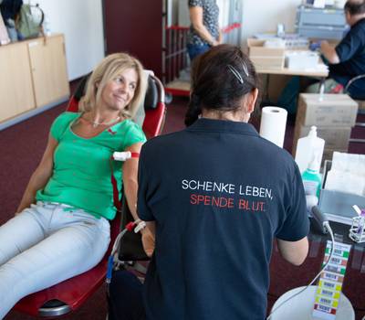 MitarbeiterInnen der Kreisverwaltung sowie des Jobcenters und des Polizeireviers Burg spenden Blut