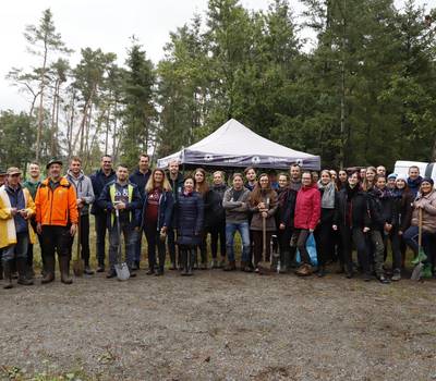 Mitarbeiterinnen und Mitarbeiter der Kreisverwaltung nach der Pflanzaktion