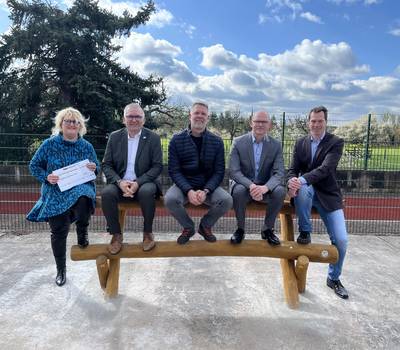 Torsten Hirschmann und Andreas Zimmer von den Öffentlichen Versicherungen Sachsen-Anhalt (ÖSA) übergab Landrat Dr. Steffen Burchhardt drei Lümmelbänke