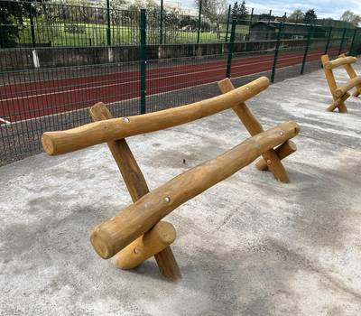 Schülerinnen und Schüler freuen sich über Lümmelbänke