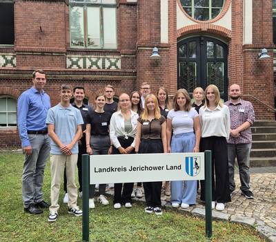 (v. l.) Landrat Dr. Steffen Burchhardt, Florian Rulff, Paul Mayr, Ronja-Sophie Popiela, Florian Müller, Lena Ritter, Laura Erfurt, Maximilian Kandera, Lene Roseneck, Sarah Handge, Linda Buchheister, Pauline Post, Angelina Sophie Lux, Tim Hallmann (v. l.) Landrat Dr. Steffen Burchhardt, Florian Rulff, Paul Mayr, Ronja-Sophie Popiela, Florian Müller, Lena Ritter, Laura Erfurt, Maximilian Kandera, Lene Roseneck, Sarah Handge, Linda Buchheister, Pauline Post, Angelina Sophie Lux, Tim Hallmann