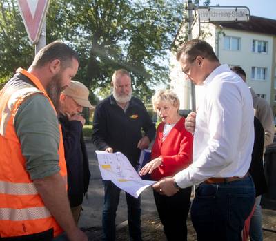bFoto: Planerin Heiderose Seidel (Mitte) bespricht mit dem Beigeordneten des Landkreises, Stefan Dreßler (rechts) und Vertretern der Stadt Jerichow, des Trinkwasser- und Abwasserverbandes Genthin sowie der ausführenden Baufirma TAS den Bauablauf