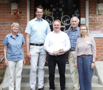 Landrat Steve Kanitz (3. v. r.) überreichte den Feuersteindolch an Landrat Dr. Steffen Burchhardt (2. v. l.)