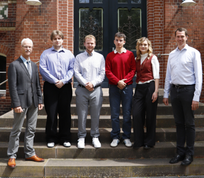 Dr. Jochen Schmidt (li) und Dr. Steffen Burchhardt (re) begrüßen Zahnmedizinstudierende