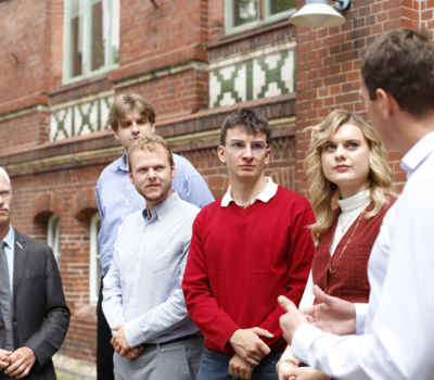 Landrat Dr. Steffen Burchardt und Dr. Jochen Schmidt im Gespräch mit Lara Kim Sämisch, Jonas Pepe-Linus Trümpler, Richard Lüder und Jason Neumann