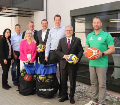 (v. l.) Katrin Arnold und Bernd Grünthal (Landkreis), Schulleiterin Simone Kießling, Bürgermeister der Gemeinde Möser Marco Simon, Beigeordneter Stefan Dreßler und Landrat Dr. Steffen Burchhardt, Staatssekretär Klaus Zimmermann und Alf Klein (TSG Grün-Weiß Möser) (v. l.) Katrin Arnold und Bernd Grünthal (Landkreis), Schulleiterin Simone Kießling, Bürgermeister der Gemeinde Möser Marco Simon, Beigeordneter Stefan Dreßler und Landrat Dr. Steffen Burchhardt, Staatssekretär Klaus Zimmermann und Alf Klein (TSG Grün-Weiß Möser)
