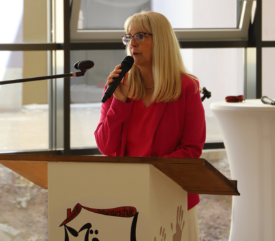 Schulleiterin Simone Kießling begrüßt die Gäste Schulleiterin Simone Kießling begrüßt die Gäste