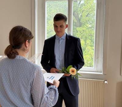 Julia Drümmer (Sachgebietsleiterin Personal) gratuliert herzlich