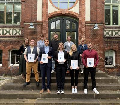 (v. l. oben) Natalie Schleysing, Julia Drümmer (Mitarbeiterinnen Personal), Personalratsvorsitzender Michael Henke, Vorstand Henry Liebe, Monique Ulrich  (Leiterin Hauptamt), (v. l. unten) Mathias Moser, Paul Bauschke, Luca Hesse, Leonie Timm, Nils Lippert