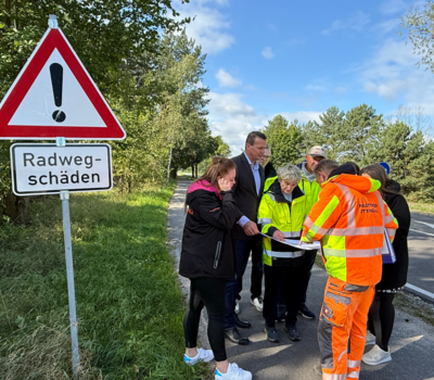 Bauberatung mit Vertretern der Kreisverwaltung, der Stadt Jerichow, dem Bauunternehmen Matthäi sowie dem Planungsbüro Seidel während des Vor-Ort-Termins auf dem Radweg