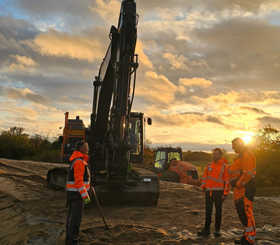 Landrat Dr. Steffen Burchhardt, Umweltminister Prof. Dr. Armin Willingmann und Direktorin des Landesbetriebs für Hochwasserschutz und Wasserwirtschaft (LHW), Martina Große-Sudhues beim symbolischen ersten Spatenstich © LHW Sachsen-Anhalt