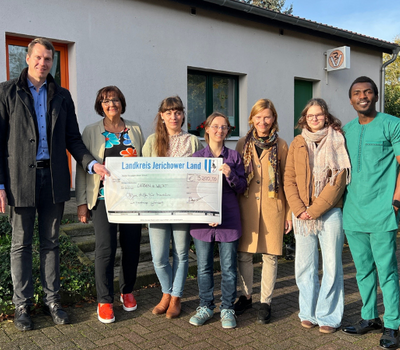Landrat Dr. Steffen Burchardt und Britta Hotzel überreichten der gemeinnützigen Einrichtung den Scheck