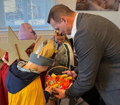 Beigeordneter Stefan Dreßler übergibt kleine Präsente