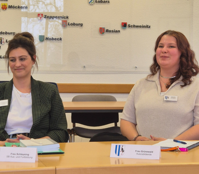 (v. l.) Ausbildungsbetreuerin Natalie Schleysing und Auszubildende Samantha Grünewald