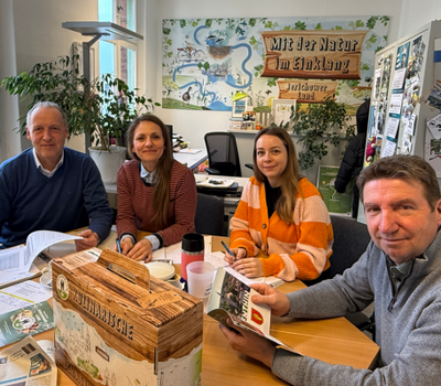 Foto (v. l. ): Wolfgang Zahn (AMG Sachsen-Anhalt), Claudia Hopf-Koßmann und Julia Hoppe (Kreisverwaltung), Jens Hitzeroth (City-Event-Agentur)