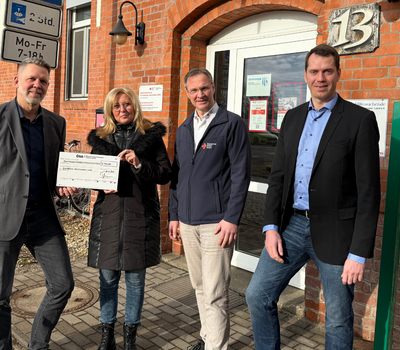 (v. l.) Torsten Hirschmann (Geschäftsstellenleiter ÖSA), Susanne Schuster (Leiterin Frauenhaus), Andy Martius (Vorstandvorsitzender DRK Magdeburg-Jerichower Land) und Landrat Dr. Steffen Burchhardt
