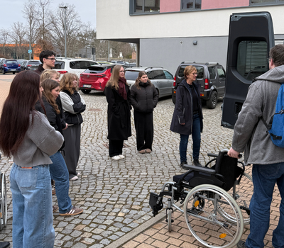 Das Team der Hochschule Magdeburg-Stendal entlädt den mitgebrachten Rollstuhl