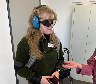 Azubi Nina testet den Simulationsanzug AgeMan