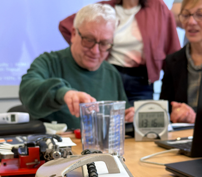 Harald Weber stellt Hilfsmittel für blinden Menschen vor.
