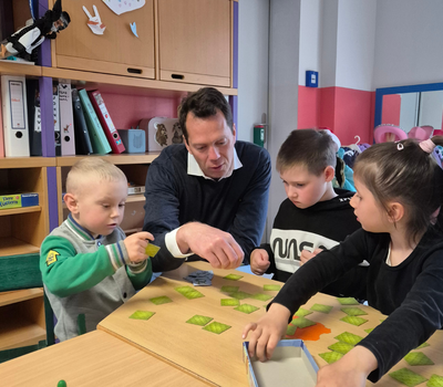 Landrat Dr. Steffen Burchhardt spielt mit den Kindern Memory Landrat Dr. Steffen Burchhardt spielt mit den Kindern Memory