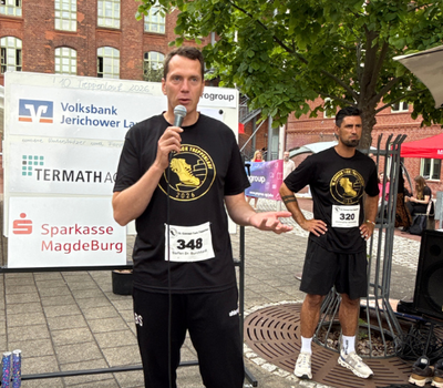 Landrat Dr. Steffen Burchhardt eröffnete gemeinsam mit Schulleiter Marco Dominè den Treppenlauf Landrat Dr. Steffen Burchhardt eröffnete gemeinsam mit Schulleiter Marco Dominè den Treppenlauf