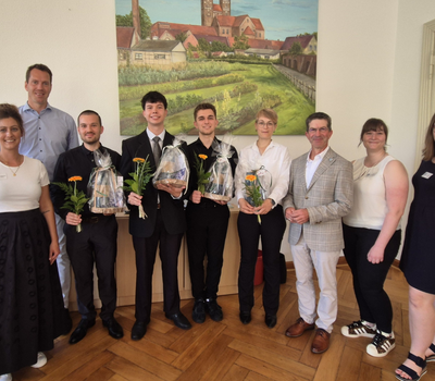 (v. l.) Natalie Schleysing (Bildungsstelle), Landrat Dr. Steffen Burchhardt, Felix Werner, Paul Otto Bardehle, Noah-Christopher Mewes, Marina Zetzsche, Mitglied des Vorstandes Henry Liebe, Sarah Günther (Personalrat) und Jennifer Kegler (Bildungsstelle) (v. l.) Natalie Schleysing (Bildungsstelle), Landrat Dr. Steffen Burchhardt, Felix Werner, Paul Otto Bardehle, Noah-Christopher Mewes, Marina Zetzsche, Mitglied des Vorstandes Henry Liebe, Sarah Günther (Personalrat) und Jennifer Kegler (Bildungsstelle)