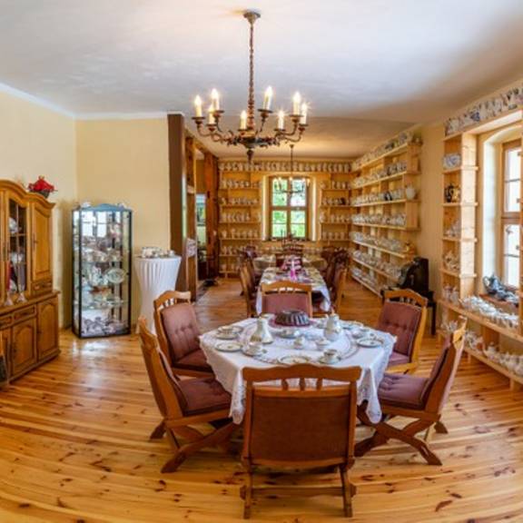 burg mit kaffeekannensammlung © askom werbung