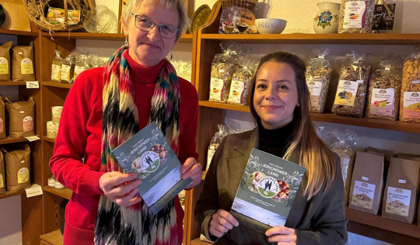 Neue Hofladenbroschüre v.l.n.r. Liane Hüttner (Mühler Zänker), Julia Hoppe (Kreisverwaltung)