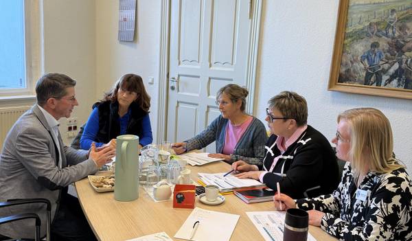 Vertreter der Kreisverwaltung, des Landeschulamtes sowie die Schulleitung der Sekundarschule Genthin/Brettin während der Sitzung