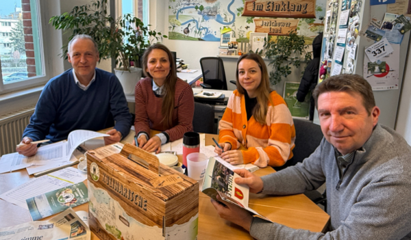 Foto (v. l. ): Wolfgang Zahn (AMG Sachsen-Anhalt), Claudia Hopf-Koßmann und Julia Hoppe (Kreisverwaltung), Jens Hitzeroth (City-Event-Agentur)
