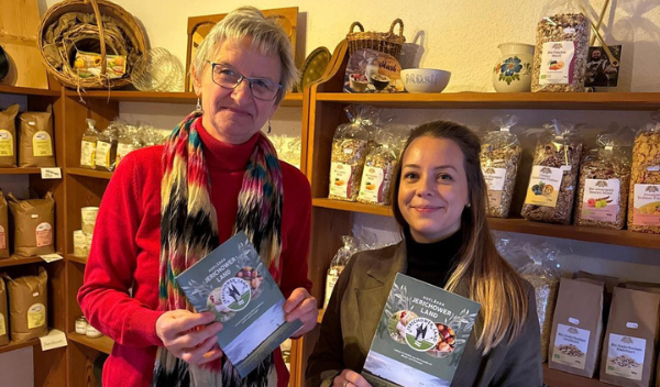 Neue Hofladenbroschüre v.l.n.r. Liane Hüttner (Mühler Zänker), Julia Hoppe (Kreisverwaltung)